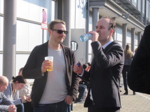 Daniel Breuer und Frank O. Rudkoffsky im Hof der Leipziger Buchmesse